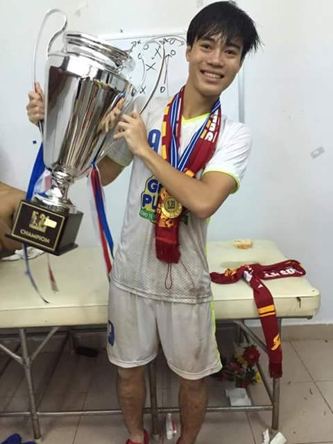 Văn Toàn hớn hở khoe cúp.