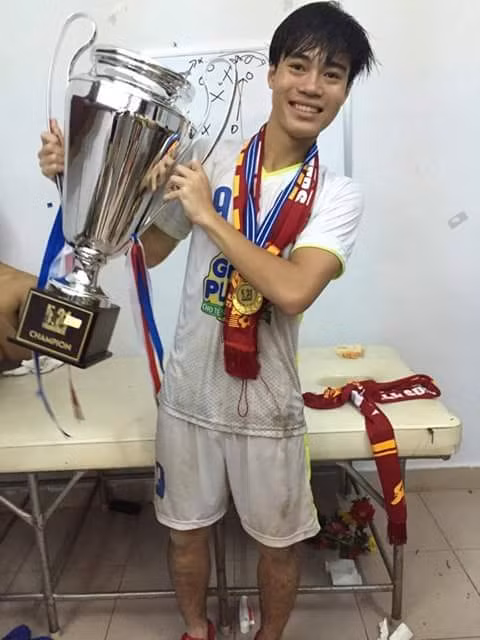 Văn Toàn hớn hở khoe cúp.