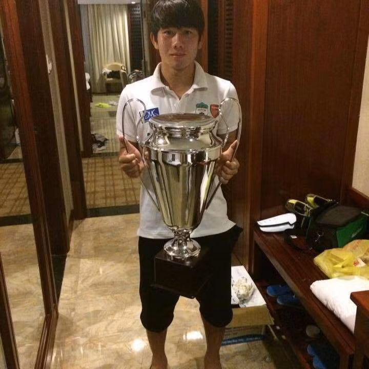 Còn Minh Vương anh chọn cho mình cách nhẹ nhàng để nâng niu chiếc cúp.