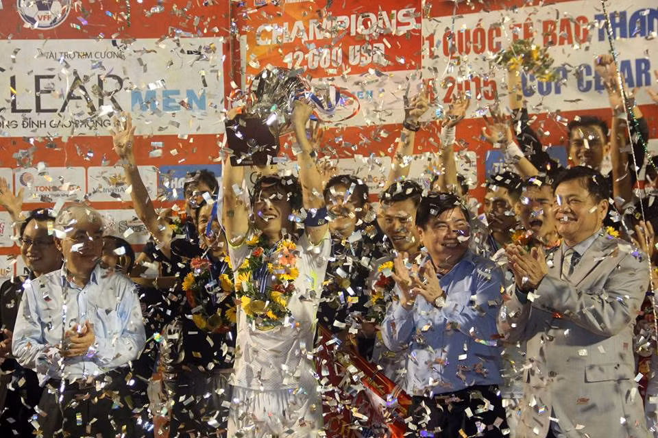 Công Phượng giương cao chức vô địch giải U21 Quốc tế 2015 trên sân Thống Nhất.