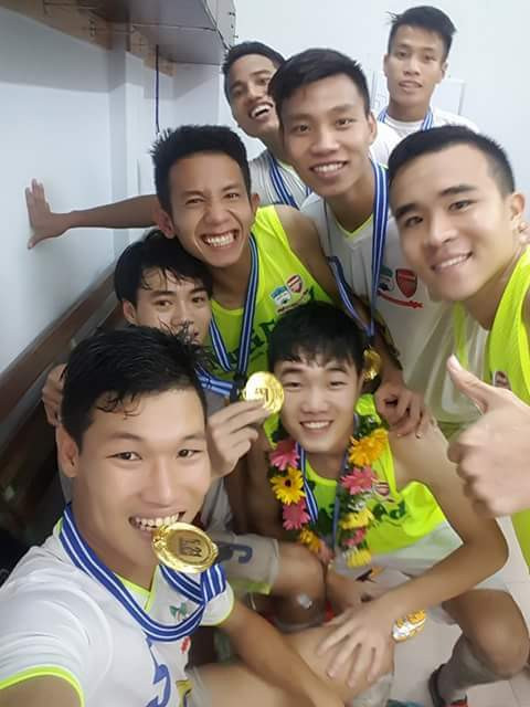 Sau khi vào phòng thay đồ, màn ăn mừng của các cầu thủ trẻ HAGL mới chính thức bắt đầu. Trên trang cá nhân của mình, trung vệ Đông Triều cho đăng tải bức ảnh ăn mừng cùng các đồng đội. Sau khi đăng tải, bức ảnh của Đông Triều đã nhận được rất nhiều lượt thích và kèm theo đó là những dòng chúc mừng chiến công của cầu thủ này cùng các đồng đội.