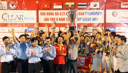 Bầu Đức hân hoan khoe chiến tích mới cùng "đoàn con".