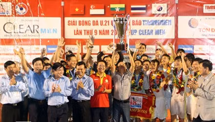 Bầu Đức hân hoan khoe chiến tích mới cùng "đoàn con".