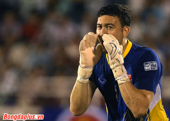 Sau những sự cố với Văn Lâm, nhiều người đặt ra câu hỏi rằng "phải có lý do gì đó khiến các đàn anh cũng như đồng đội của Văn Lâm mới hành xử với cầu thủ Việt kiều này như vậy, "không có lửa, làm sao có khói?". Ảnh: Bongdaplus.