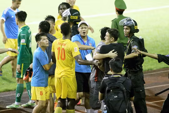 Việc xô xát với Sỹ Mạnh không phải là lần đầu tiên Văn Lâm gây chuyện khi trở về Việt Nam thi đấu. Còn nhớ vào ngày 28/8, CLB Hải Phòng có chuyến làm khách trước Cần Thơ tại vòng 23 V-League 2016. Ngay sau khi trận đấu kết thúc với tỉ số 3-2 nghiêng về đội chủ nhà, một số cầu thủ đất Cảng như Quốc Trung, Lê Văn Thắng, Đình Bảo…đã lao vào định đánh Đặng Văn Lâm với lý do thủ môn đội mình mắc sai lầm dẫn đến bàn thua thứ 3. Ảnh: Báo Cần Thơ.