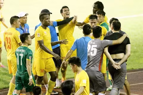 Sau khi bị can ngăn việc lao vào đánh đồng đội, các cầu thủ trên đã liên tục chửi thề và có những lời lẽ hết sức nặng nề với Lâm “Tây”. Ảnh: Báo Cần Thơ.