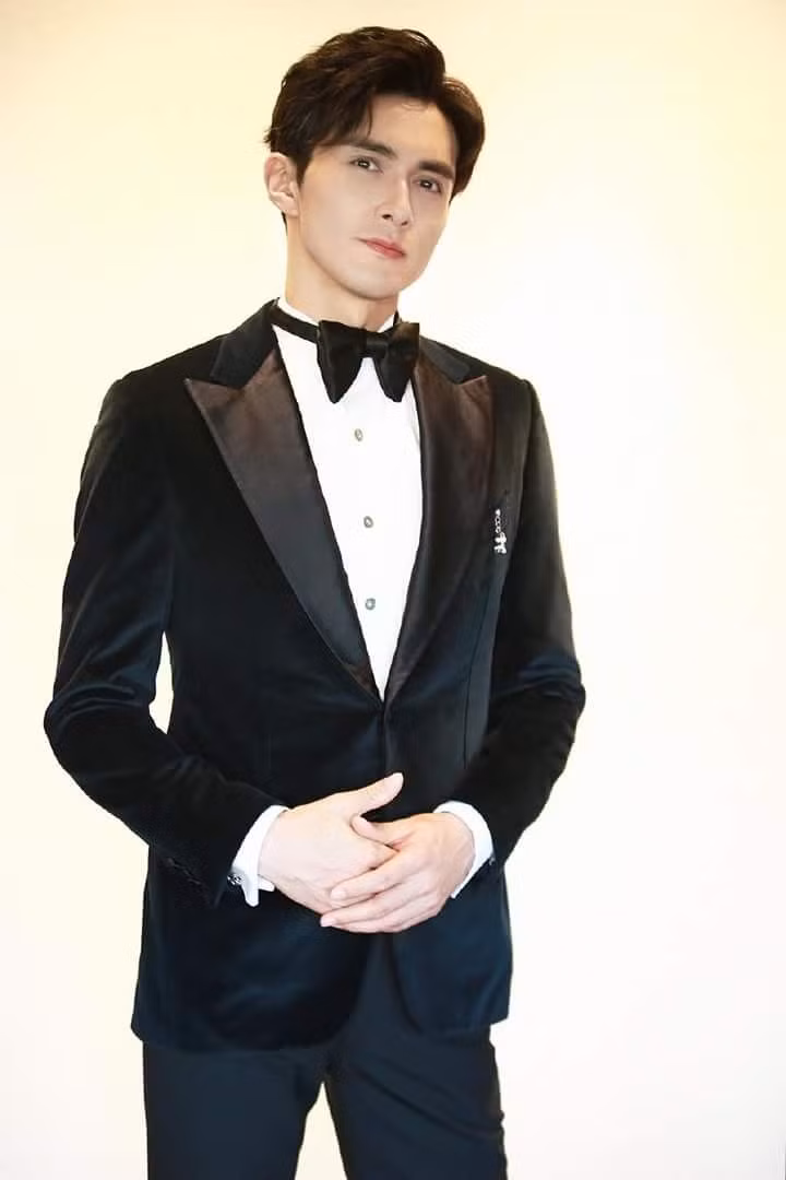 Sau loạt vai phụ, trong những tác phẩm gần đây, Cao Vỹ Quang đã "lên đời" nam chính. Một trong những bộ phim được mong chờ nhất của nam diễn viên là màn tái hợp với Địch Lệ Nhiệt Ba trong Tam sinh Tam thế - Chẩm thượng thư.