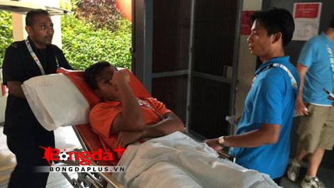 Nhưng khi vào phòng y tế tại sân Bishan, Tấn Tài tỏ ra khá đau đớn và anh được chuyển ngay đến bệnh viện gần sân vận động này. Ảnh: Bongdaplus.