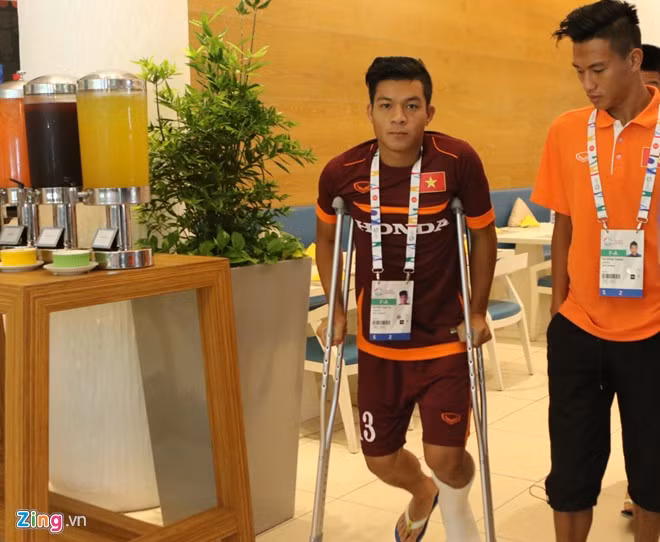 Nhưng trong những ngày ở lại cùng đội ở Singapore, Tấn Tài vẫn hết sức cố gắng. Anh vẫn chống nạng xuống phòng ăn cùng các đồng đội. Ảnh: Zing.