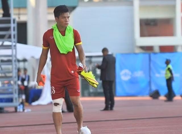 Trong trận đấu mở màn SEA Games 28 của U23 Việt Nam với đối thủ U23 Brunei, Tấn Tài đã gặp chấn thương nghiêm trọng khi tranh chấp bóng bổng với cầu thủ đối phương.