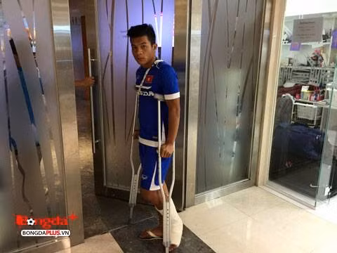 Bác sĩ của bệnh viện cho biết, Tấn Tài bị rạn xương bàn chân và phải cần ít nhất 4 tuần mới có thể trở lại tập luyện. Như vậy, giấc mơ cùng các đồng đội chinh phục tấm huy chương vàng SEA Games đầu tiên cho bóng đá Việt Nam của Tấn Tài phải dừng lại. Ảnh: Bongdaplus.