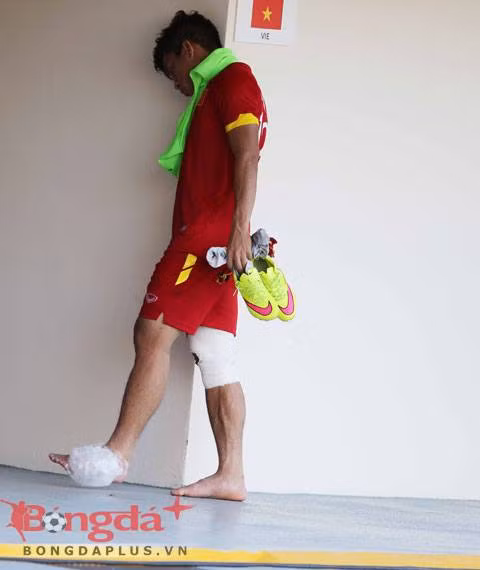 Sau trận đấu, bàn chân của Tấn Tài được các bác sĩ tại U23 Việt Nam chườm đá. Ảnh: Bongdaplus.