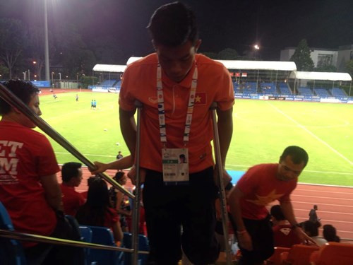 Trong trận đấu tối qua của U23 Việt Nam với U23 Malaysia, Tấn Tài cũng chống nạng đến sân để cổ vũ các đồng đội và mong rằng các đồng đội sẽ thay mình chiến đấu để giành được tấm huy chương vàng. Ảnh: FBNV