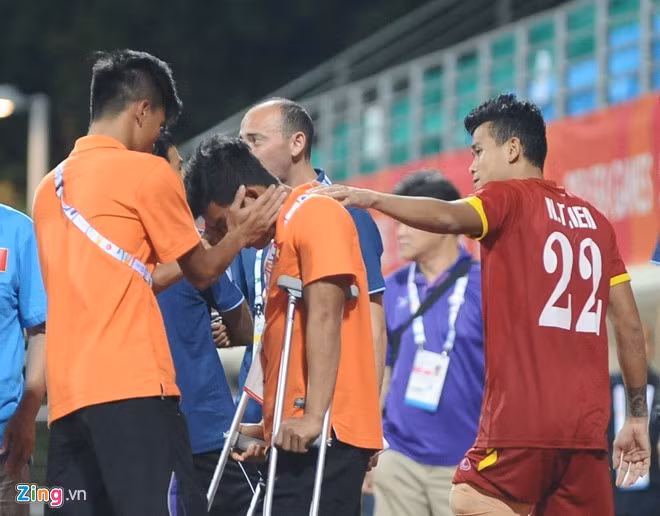 Trận đấu kết thúc, U23 Việt Nam đại thắng U23 Malaysia 5-1. Tấn Tài xuống sân chia vui với các đồng đội. Nhưng những dòng nước mắt tiếc nuối của cầu thủ gốc Long An này đã tiếp tục lăn trên gò má. Ảnh: Zing.