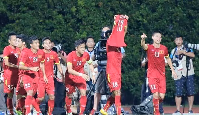 Bàn thắng đầu tiên của U23 Việt Nam trong trận đấu với U23 Malaysia, các đồng đội giương cao chiếc áo số 13 của Tấn Tài và họ cũng dành bàn thắng đó làm món quà cho Tấn Tài. Một hình ảnh hết sức đẹp trên sân Bishan tối qua.