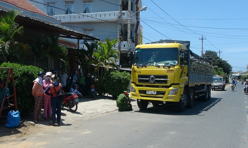 Lực lượng chức năng đang kiểm tra trường vụ tai nạn.