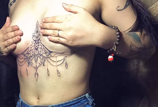 Nói về cảm giác lần đầu xăm hình, cô gái 21 tuổi cho biết lúc đó rất nỗi đau xác thịt rất khó tả, để trải nghiệm cảm giác đau đớn ấy, Phụng không ủ tê. Sau hình xăm ấy, Phụng quyết định theo học nghề xăm, khi đó, cô gái này vừa tốt nghiệp cấp 3.