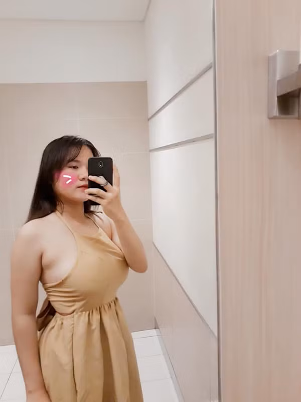 Dù đã mặc váy nhưng vòng 1 ngồn ngộn của Hoàng Kiều vẫn được chú ý.