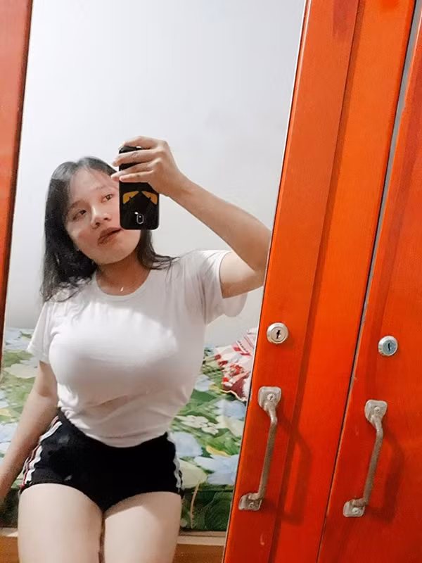 Hiện tại, số đo vòng 1 của Hoàng Kiều chưa được tiết lộ nhưng theo đánh giá của dân mạng, cô nàng người Quảng Trị sẽ đánh bại nữ sinh tới từ Hải Dương.