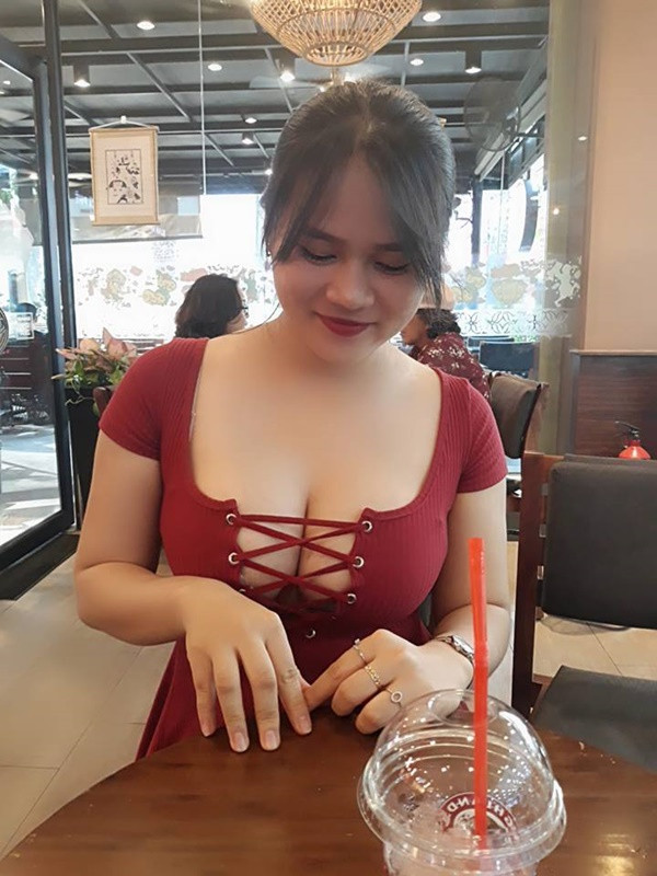 Điều khiến dân mạng tranh cãi có lẽ là thay vì chọn những trang phục thoải mái thì Hoàng Kiều lại thường xuyên mặc những chiếc áo bó sát đến mức nhìn vào vòng 1 chỉ muốn "nghẹt thở" . Thậm chí, nữ sinh vòng 1 khủng này còn chọn những chiếc áo có thiết kế hở ngực, để lộ vòng 1 khủng của mình.