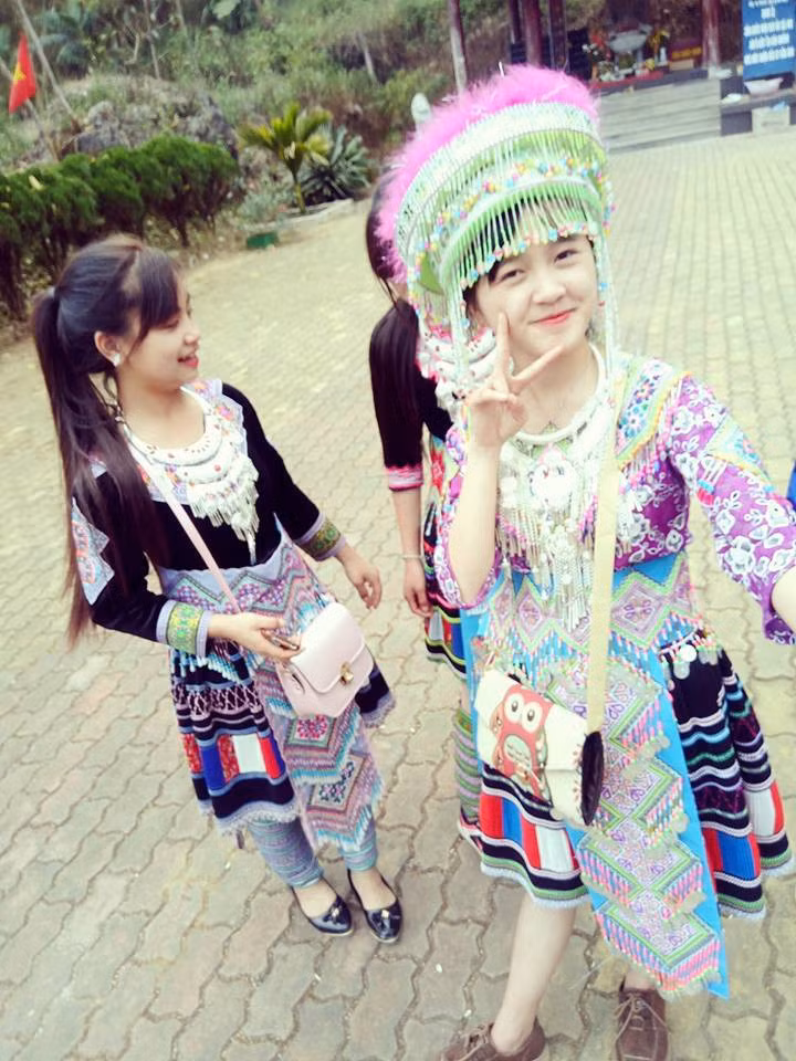 "Mình thấy những cô gái vùng cao đều có nét gì rất giản dị và xinh xắn. Cô gái này là một điển hình cho vẻ đẹp của người con gái dân tộc" nickname Phương Toàn viết.