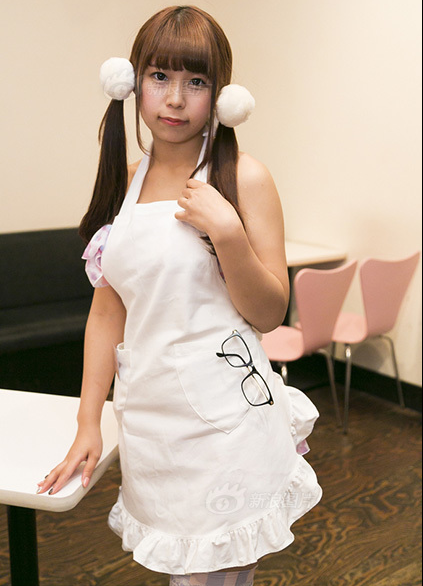 Đặc biệt con phố Ikebukuro quy tụ rất nhiều cửa hàng truyện tranh, phim hoạt hình nhưng tiêu biểu nhất những quán cà phê người hầu, nhân viên của quán sẽ phục vụ khách trong trang phục mát mẻ của người hầu, đem đến cho khách hàng trải nghiệm lạ lẫm và vô cùng thú vị.