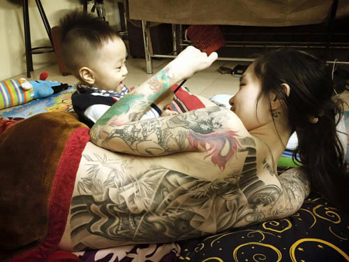 Cậu con trai của Ngọc Anh tên là Bon. Với Ngọc Anh, Bon là tài sản lớn nhất và cô dạy Bon cách yêu thương và chia sẻ ngay từ bé.