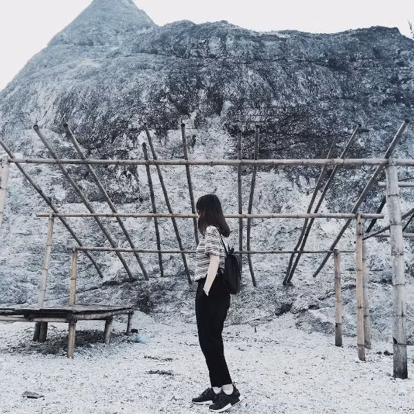 Cộng thêm với việc ẩn hiện trong sương mù khiến cho giới trẻ Hà Nội đặt chân đến đèo Đá Trắng đều có cảm giác cho như đang ở vùng núi Bắc Âu.