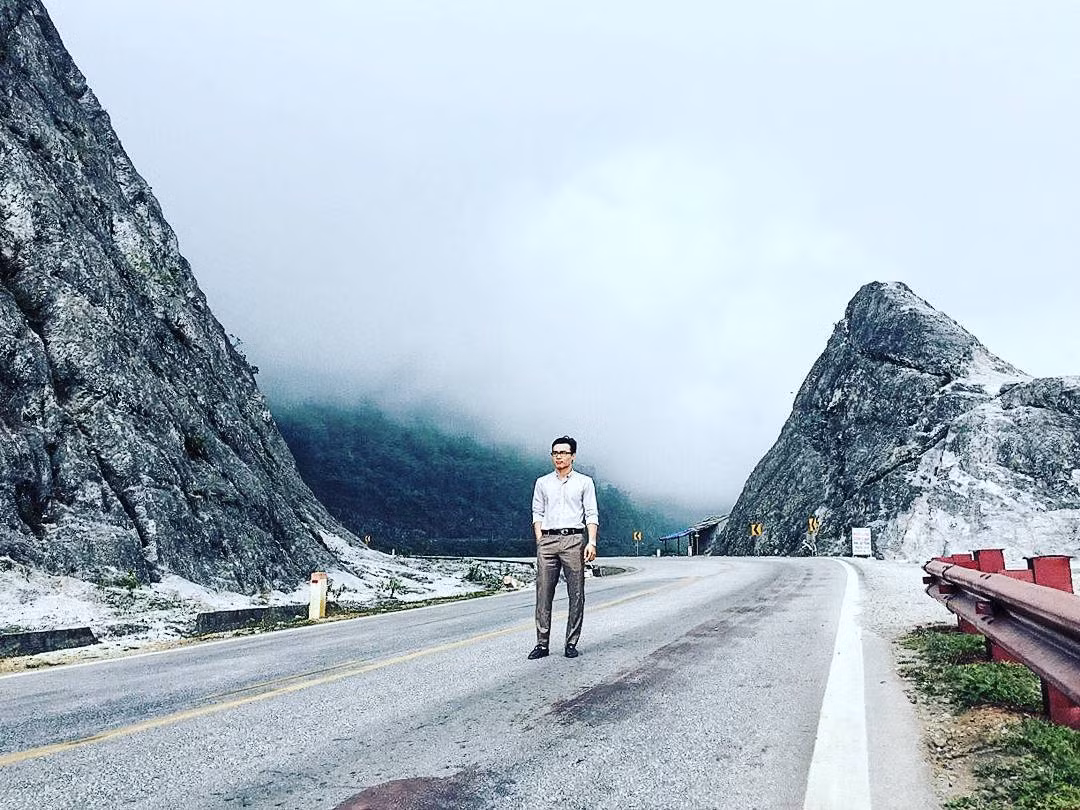 Nguồn gốc cái tên gọi đèo Đá Trắng là do khi phá núi mở đường, những mảng đá vôi từ trên cao sạt xuống tạo nên một màu trắng xóa phủ khắp con đèo, tựa như tuyết ở trời Âu và tạo nên cảnh tượng vô cùng độc đáo.