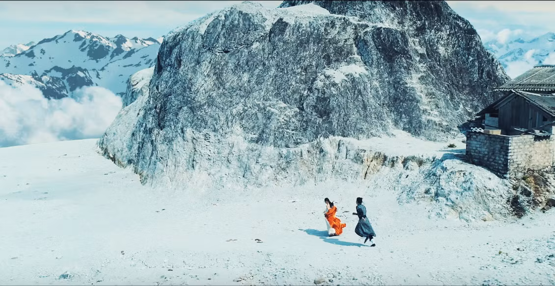 Đèo Đá Trắng là địa điểm sống ảo không xa lạ của giới trẻ Hà Nội. Tuy nhiên, mới đây địa điểm này trở nên vô cùng hot khi xuất hiện tuyệt đẹp trong MV mới của ca sĩ Bảo Anh và được gọi bằng một cái tên mới là "tuyết trời Âu".