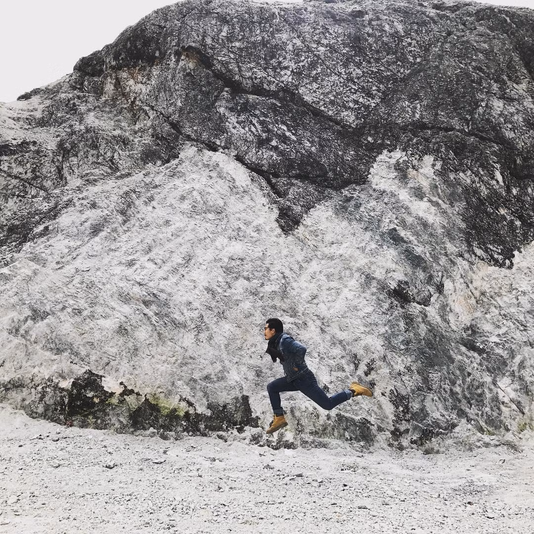 Cách Hà Nội 120km có một con đèo được phủ đầy ” tuyết trắng” – đèo Thung Khe hay còn được gọi là đèo Đá Trắng, nằm ở quốc lộ 6 nối giữa Tân Lạc và Mai Châu, Hòa Bình.