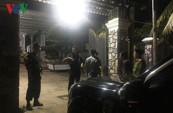 Lực lượng chức năng vừa tiến hành khám xét khẩn cấp nhà riêng của Phan Hữu Phượng, chủ số gỗ lậu vừa bị bắt giữ ở Đắk Nông. Trong ảnh: Cuộc khám xét bắt đầu lúc 20g ngày 27/4 (ảnh: Quốc Học - Tuấn Long)