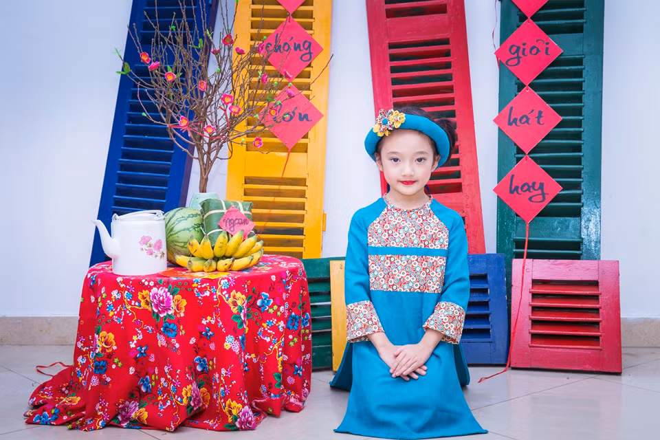 Bằng những nét xinh xắn của mình, bé gái có tên Trương Bảo Anh được cư dân mạng so sánh với một ngôi sao điện ảnh nổi tiếng xứ Hoa ngữ là Châu Tấn và cũng chính vì vậy mà cái tên tiểu Châu Tấn đã gắn liền với cô bé này.