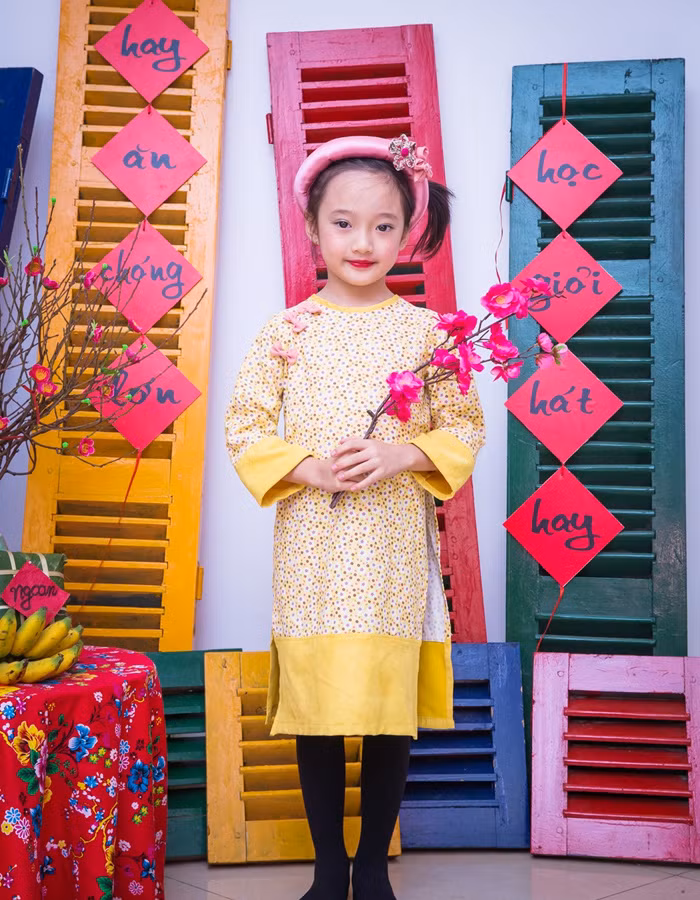 Với biểu cảm háo hức và tươi tắn thì Bảo Anh đã mang lại không khí tết gần hơn cho những người ngắm bộ ảnh này của bé.