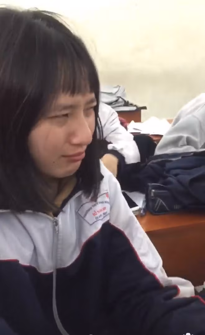  Tóc mái vốn là nỗi khổ với nhiều bạn gái, nhất là khi nó nhanh dài, thường xuyên đâm vào mắt, cách giải quyết hữu hiệu nhất là phải liên tục cắt tóc. Chọn người cắt tóc mái cũng quan trọng như chọn người yêu chứ chẳng đùa vì nếu "gửi vàng nhầm người" bạn sẽ lãnh hậu quả khôn lường như nữ sinh Hải Phòng mới đây.