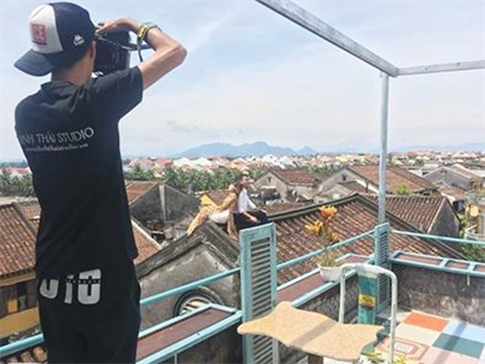 Ngay sau khi bức ảnh cưới phản cảm tại Hội An được đăng tải, dân mạng đã tìm ra được vị trí của các mái nhà bị xâm hại đó là 92, 130, 158, 166 đường Trần Phú. Từ quán cà phê, một số người đã leo sang ngôi nhà bên cạnh để chụp hình.