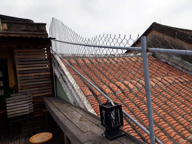 Theo ông Lanh, đây có thể là giải pháp có thể giải quyết tình trạng xâm hại di tích, tuy nhiên, hình ảnh các công trình có tuổi đời hàng trăm năm bị bao bọc bởi hàng rào gây mất mỹ quan phố cổ.