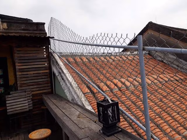 Theo ông Lanh, đây có thể là giải pháp có thể giải quyết tình trạng xâm hại di tích, tuy nhiên, hình ảnh các công trình có tuổi đời hàng trăm năm bị bao bọc bởi hàng rào gây mất mỹ quan phố cổ.