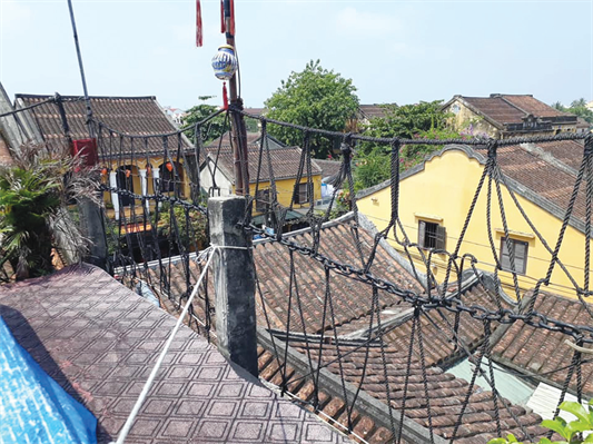 Để ngăn chặn việc các cặp đôi tiếp theo chụp ảnh cưới phản cảm tại Hội An, một số chủ nhà cao tầng có ban công đã rào chắn cẩn thận bằng nhiều hình thức như dây thừng, dây thép.