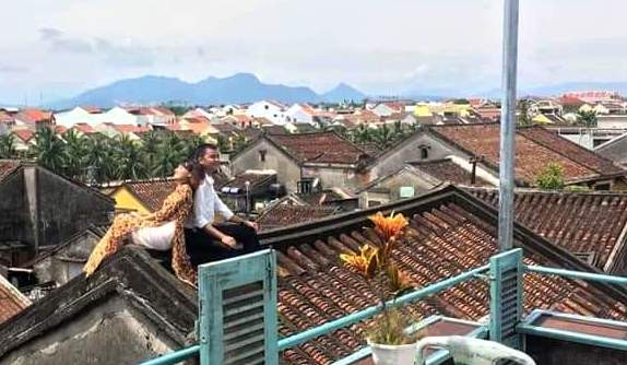 Còn trên MXH, nhiều dân mạng đưa ra ý kiến rằng, việc chụp ảnh cưới trên mái nhà ở Hội An là hành vi phản cảm, xâm hại đến di sản, vi phạm quy chế quản lý, bảo tồn, sử dụng di tích khu phố cổ Hội An. Chưa kể, việc làm này rất nguy hiểm cho người chụp, ảnh hưởng đến an toàn cho các ngôi nhà cổ.