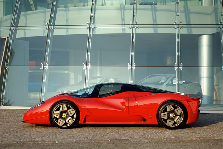 Kết quả là P4/5 nhẹ hơn, làm mát hiệu quả hơn, lực ép cao hơn và cân bằng tốt hơn so với Enzo. Vẫn là động cơ V12 6.0 lít, công suất 660 mã lực nhưng tăng tốc từ 0-100 km/h trong 3 giây (3,3 giây trên Enzo) trước khi đạt vận tốc 362 km/h. Ferrari P4/5 độc nhất này từng được một thành viên Hoàng gia Ả Rập đề nghị mua với số tiền 40 triệu USD, gấp 10 lần giá gốc nhưng James Glickenhaus vẫn từ chối.