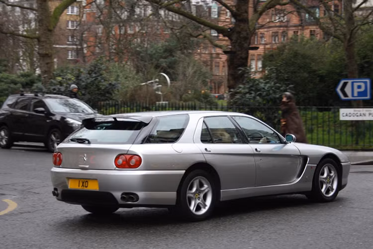 Điều đặc biệt là đây là mẫu xe hatchback đầu tiên mang logo ngựa chồm và phải mất đến gần 20 năm sau thì Ferrari mới phát triển trở lại mẫu xe hatchback với Ferrari FF và GTC4Lusso. Ferrari 456 GT Venice do studio Pininfarina thiết kế. Siêu xe sở hữu động cơ V12 5.5 lít với mức giá bán khoảng 1,5 triệu USD. Điều thú vị là cả 6 xe này đều là phương tiện đi lại của những người hầu trong hoàng gia.