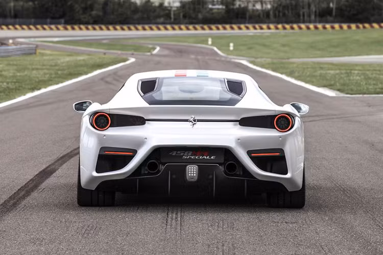 Thân xe, cản trước sau được làm chủ yếu từ nhôm và sợi carbon. Toàn bộ nội thất 458 MM Speciale được bọc da Cioccolato, kết hợp cùng đường chỉ thêu màu trắng tương phản. Trái tim của Ferrari 458 MM Speciale là khối động cơ V8 4.5 lít, công suất 597 mã lực tại 9.000 vòng/phút và mô-men xoắn cực đại 540 Nm tại 6.000 vòng/phút. Thời gian tăng tốc từ 0-100 km/h của xe khoảng 3 giây.