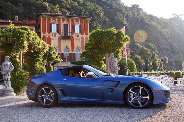 Nắp trên, mui trước và bộ khuếch tán của xe được làm bằng sợi carbon, giúp giảm trọng lượng xe. Ferrari Superamerica 45 sở hữu động cơ V12 6.0 lít sản sinh công suất 612 mã lực và mô-men xoắn 607 Nm. Siêu xe có khả năng tăng tốc 0-100 km/h trong 3,7 giây trước khi đạt tốc độ tối đa 330 km/h.