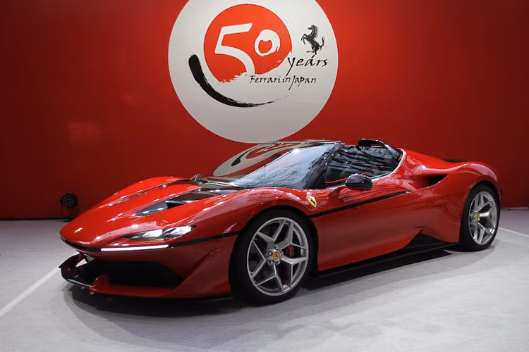 Phần mui của J50 được thiết kế lại bởi họa sĩ Remco của RM Car Design nên trông ngầu hơn hẳn so với nguyên bản. Phần mui của J50 làm từ carbon siêu nhẹ. Nội thất J50 có một vài chi tiết bằng sợi carbon. Ferrari J50 sở hữu động cơ tăng áp kép V8 dung tích 3.9 lít tương tự trên 488 Spider, công suất đạt 680 mã lực.