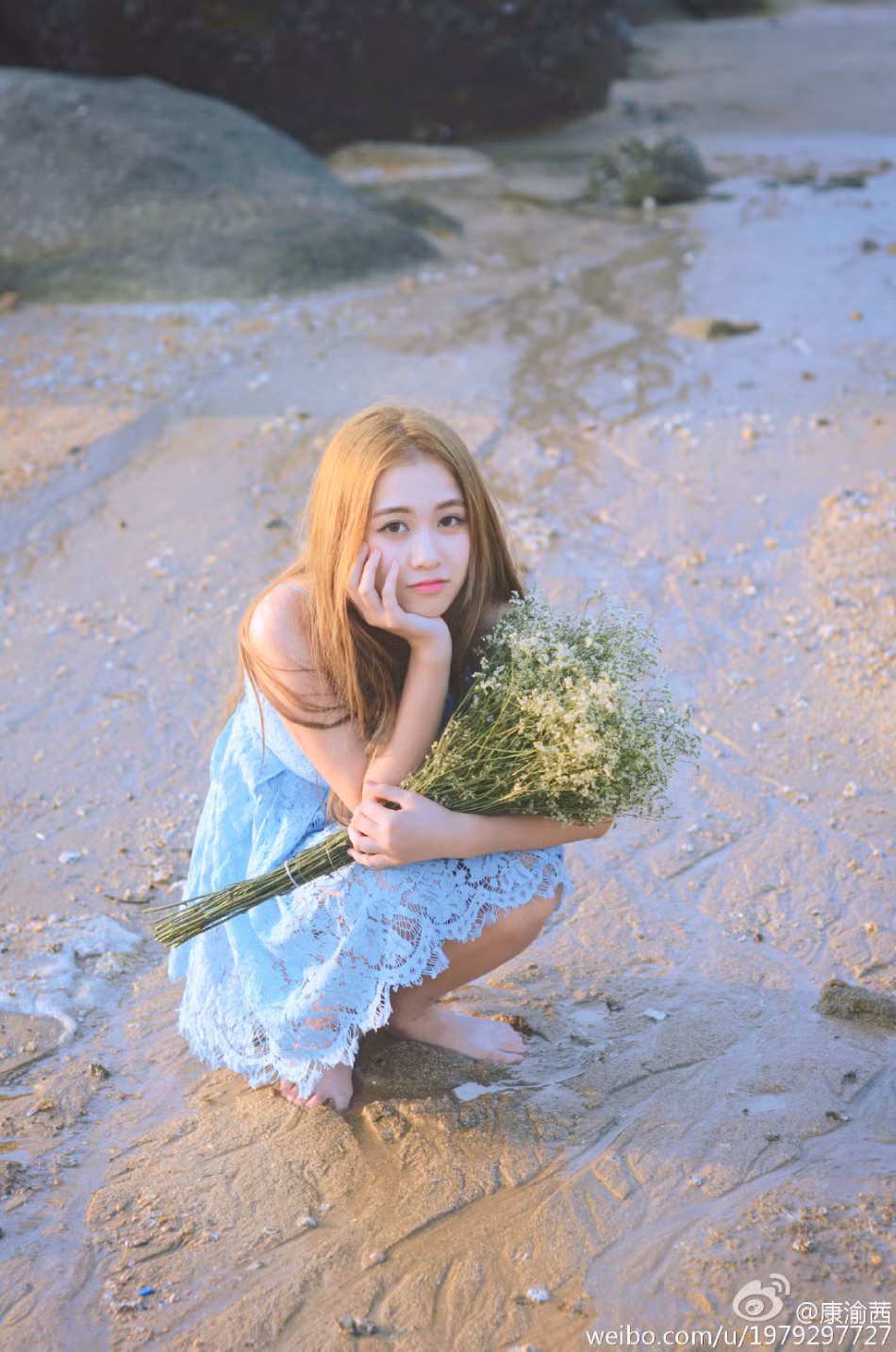 Trên trang cá nhân của mình cô gái xinh đẹp họ Khang cho biết cô yêu du lịch và chụp ảnh. Chính niềm đam mê với ống kính đã giúp cô trở thành một người mẫu đầy tiềm năng.