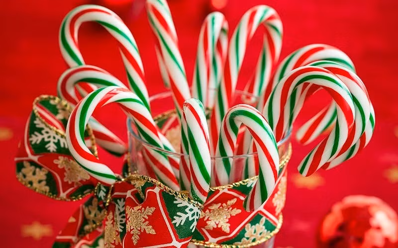 Một cốc kẹo cây gậy Noel chuẩn phong cách châu Âu khiến các bạn trẻ cực mê mẩn. Ảnh trong bài: Sưu tầm Facebook.