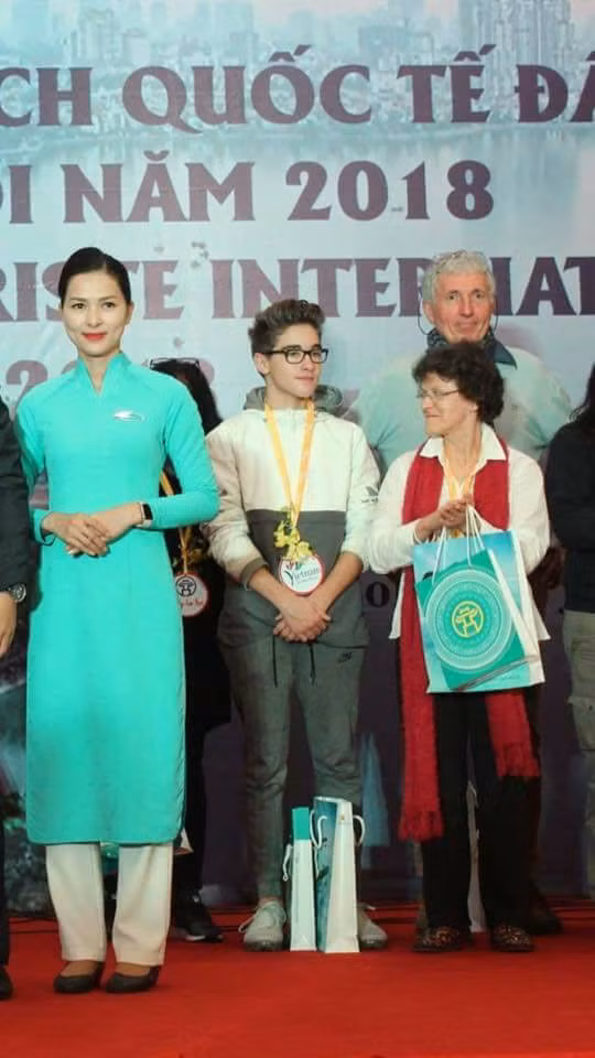 Ngay sau khi xuất hiện, dân mạng đã tập trung đi truy tìm danh tính của chàng soái ca ngoại quốc. Tuy nhiên, phải rất khó khăn, các "thám tử thần thánh" trên mạng xã hội mới có thể tìm được những bức ảnh hiếm hoi về nhân vật này.