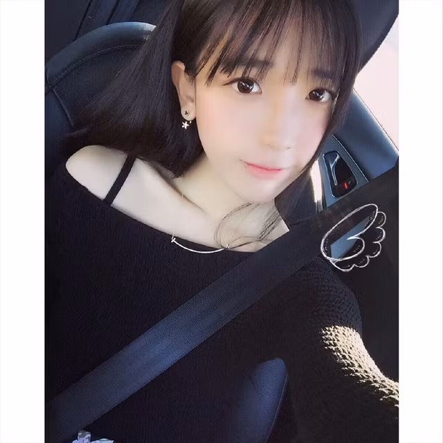 Xuất hiện trên mạng với danh hiệu "Hoa hậu giảng đường", nữ du học sinh tên Lâm Giới Thập Anh tạo ra nhiều tranh cãi trong cộng đồng mạng Trung Quốc. Nhiều bạn trẻ "dìm hàng" cô gái này bằng những lời chê bai, đồn đại... nhưng chính điều này lại vô tình khiến tên tuổi Lâm Giới Thập Anh trở nên phổ biến hơn.