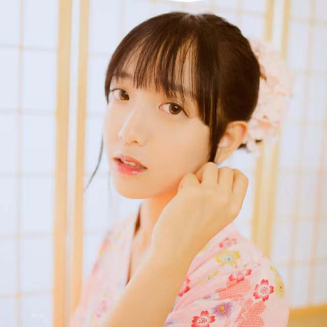 Thực chất Lâm Giới Thập Anh cũng không còn xa lạ với cư dân mạng xứ Trung, cô là một trong số những hot girl đình đám trong giới du học sinh Trung Quốc.